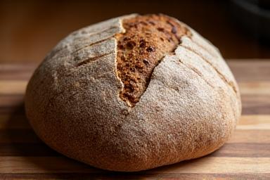 Vers gebakken zuurdesembrood met een knapperige korst